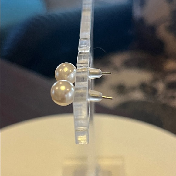 Elegant Pearl Stud Earrings - Picture 3 of 4